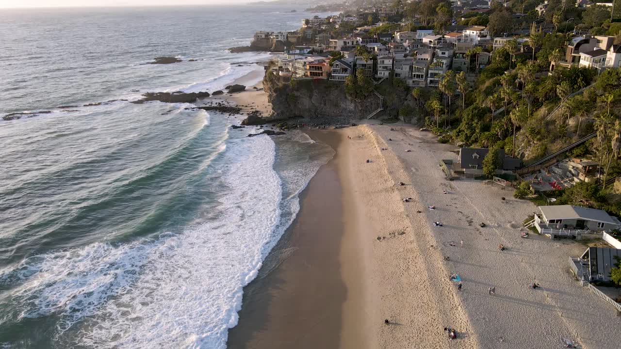 vista aérea de la playa de los mil pasos, playa laguna, california, tiro amplio hacia adelante inclinar hacia arriba revelar