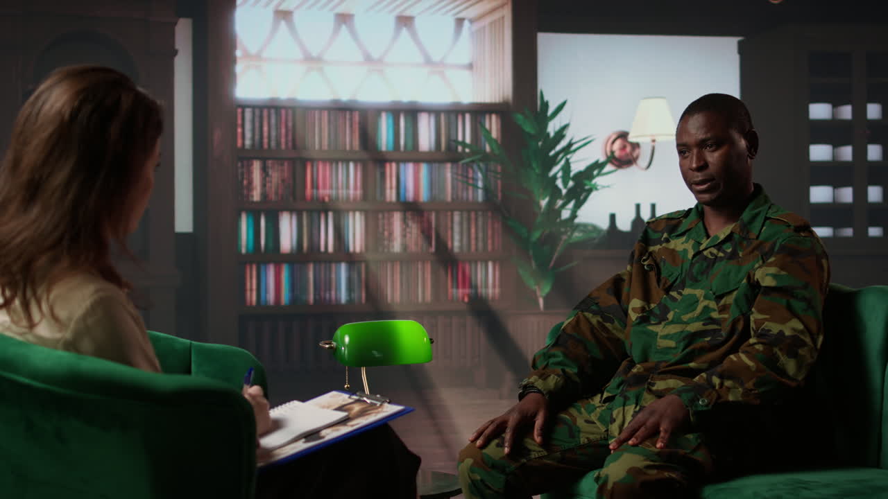 африканско-американский солдат рассказывает боевые истории, чтобы вылечить удар снарядом с консультантом