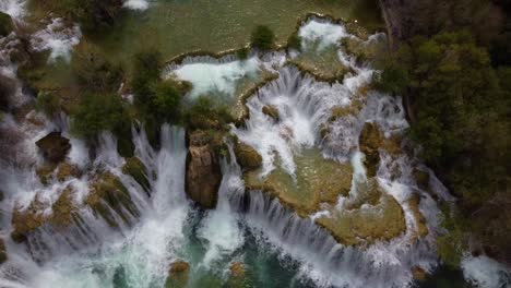 4K-Vogelperspektive,-Sockelaufnahme-Des-Wasserfalls-Skradinski-Buk,-Nationalpark-Krka,-Kroatien