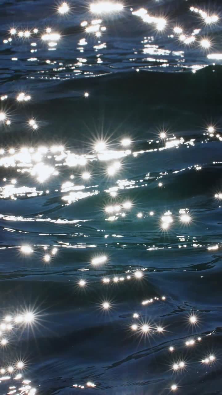 reflejos de la luz del sol en el agua