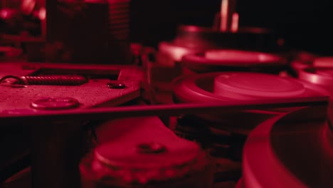 el primer plano de una máquina de cine o video de época