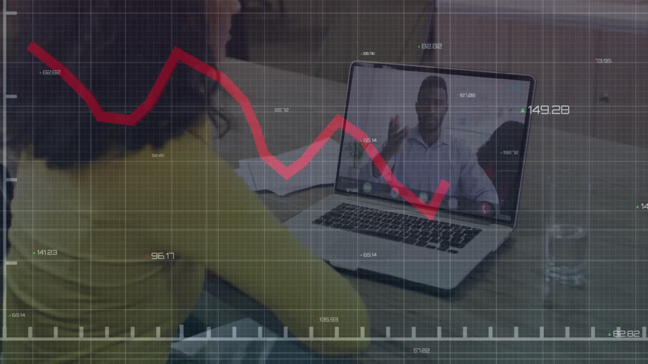 Animation af rød linje og finansiel databehandling over forskellige forretningsfolk på et videoopkald
