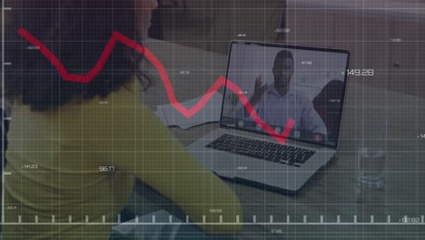 animación de la línea roja y procesamiento de datos financieros sobre diversas personas de negocios en videoconferencia.