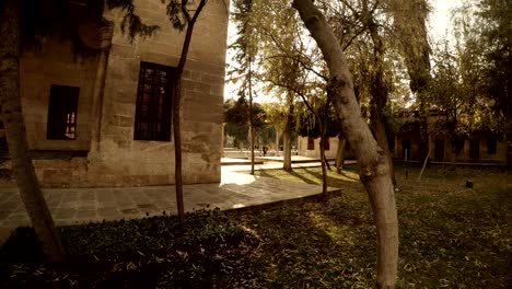 el patio de la mezquita de halil-ur-rahman cerca de balikligol el estanque del pez sagrado urfa