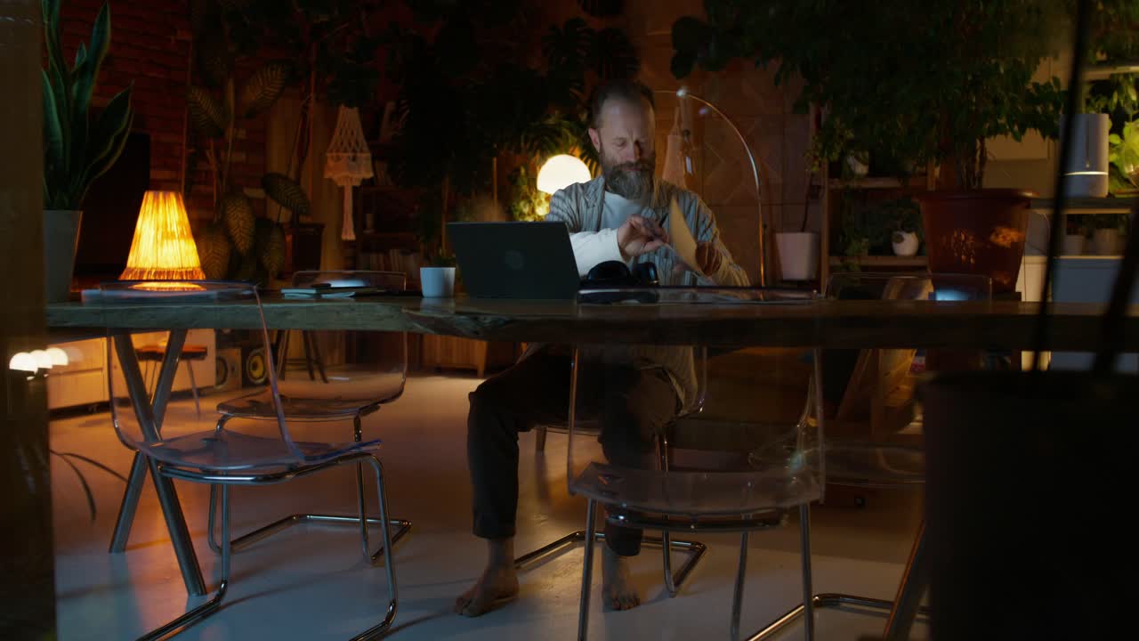 hombre trabajando hasta tarde en casa en una acogedora sala de estar