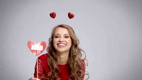 mujer sonriente dando una tarjeta de san valentín