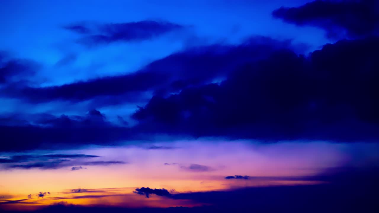 4k-sonnenuntergangswolken hyperlapsen vom dunklen, klaren, blauen himmel zu geschwollenen, sich verändernden, wolkigen, orange, goldenen, burgunderroten, violetten, rosa, violetten, leuchtenden farben mit beeindruckenden visuellen, atemberaubenden bewegungen des himmlischen anblicks3-3