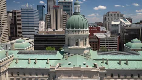 Edificio-Del-Capitolio-Del-Estado-De-Indiana-En-Indianapolis,-Indiana-Con-Video-De-Drones-De-Cerca-Moviéndose-Hacia-Abajo