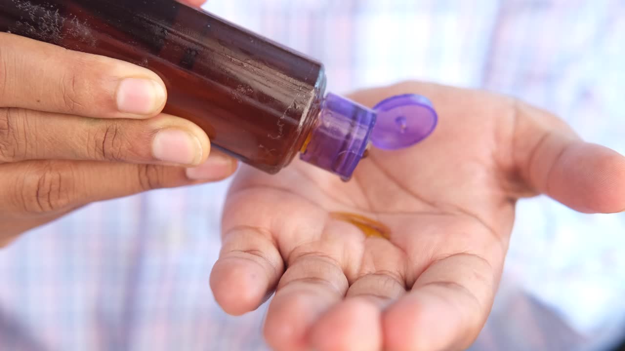 aplicar líquido de una botella a una mano