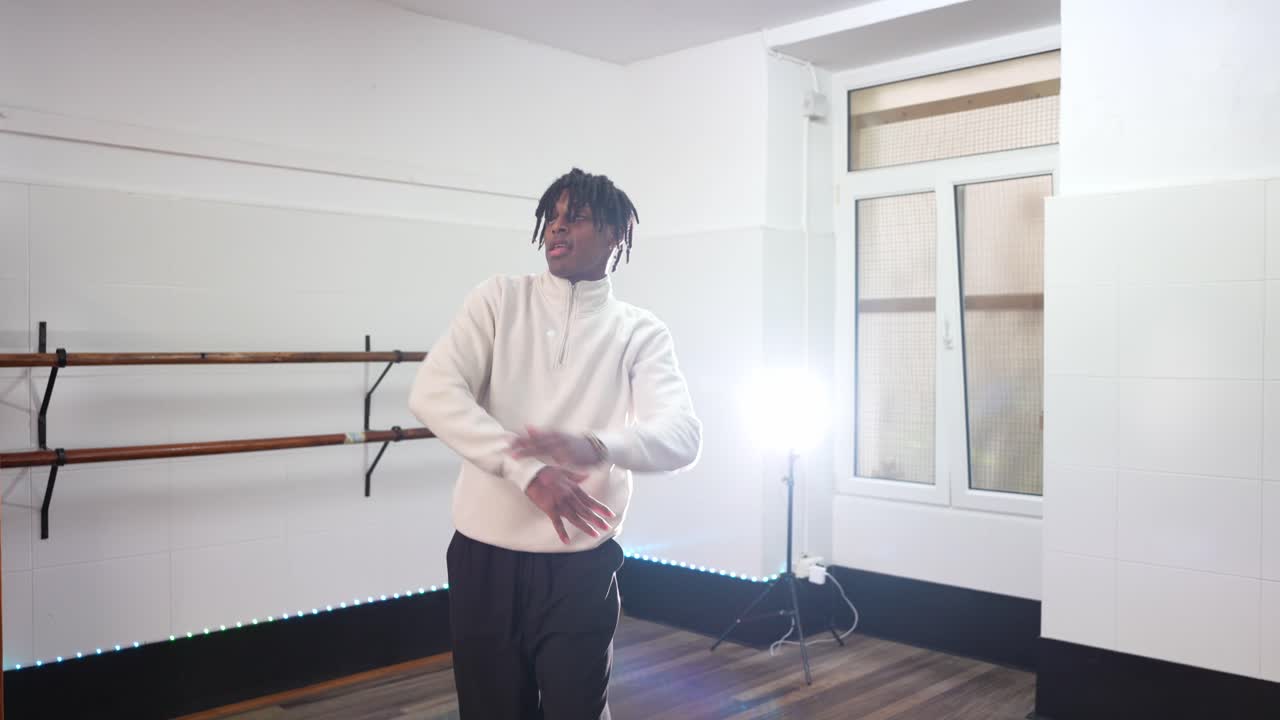 Mann som danser i dansestudio