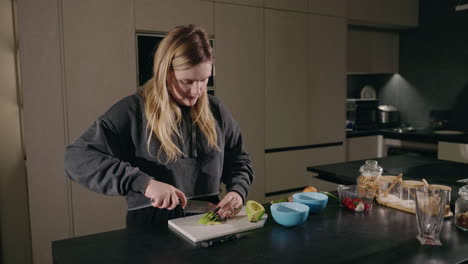 mujer cortando aguacate en la cocina