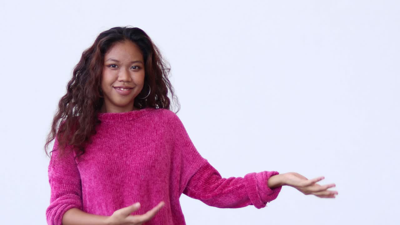 mujer africana sosteniendo o dando algo, fondo blanco