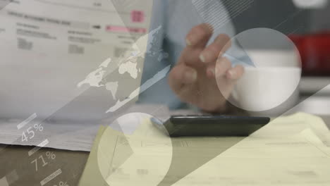 animación de la interfaz infográfica, mujer caucásica con taza de café trabajando en una computadora portátil en la oficina
