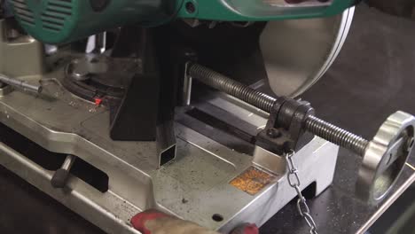 trabajo con metal en la fábrica de acero.