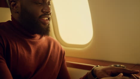 gerente exitoso trabajando con una computadora portátil en un avión. manos en primer plano escribiendo teclado