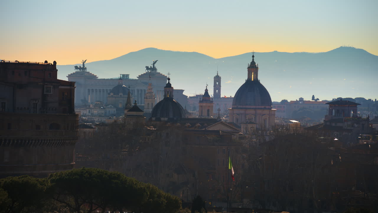 Paesaggio urbano di Roma con montagne sullo sfondo al tramonto. Italia