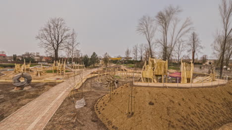 lapso de tiempo de jardinería de un nuevo patio de recreo y parque durante el cambio de estaciones