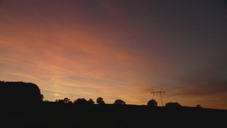 Schöne-Echtzeitaufnahme-Eines-Sonnenunterganghimmels-Mit-Einem-Elektrischen-Pylon