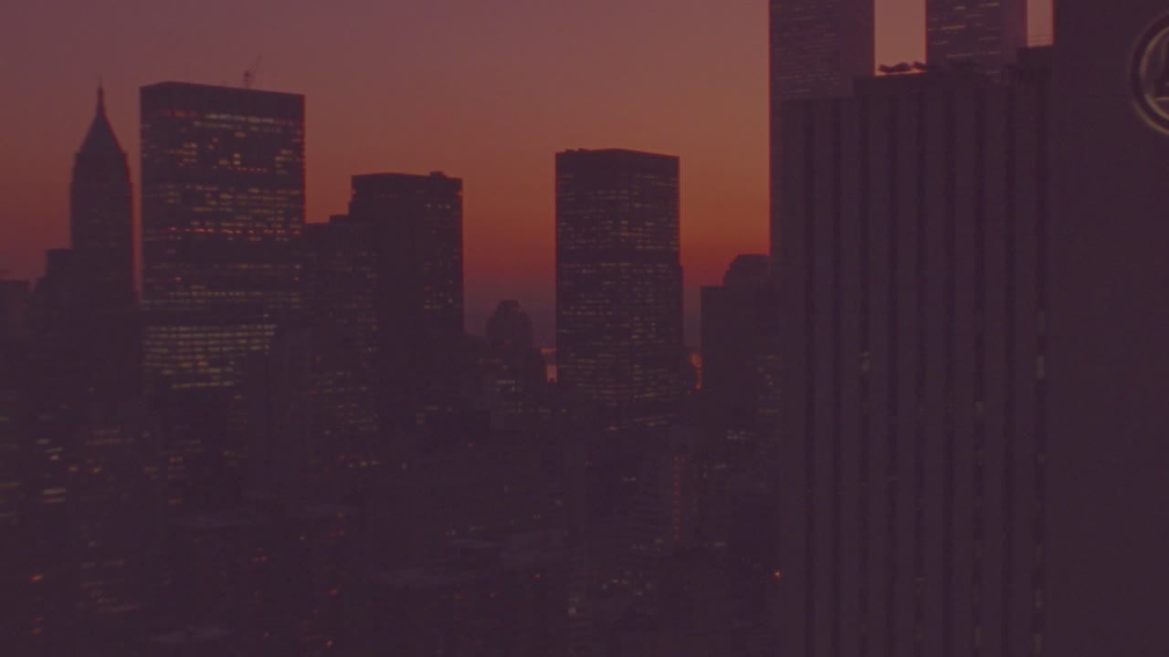 Toma aérea al anochecer del World Trade Center en Manhattan, Nueva York 1.