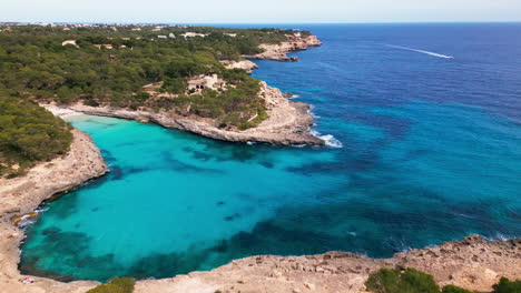 Vista-Aérea-De-Las-Aguas-Turquesas-De-Cala-Mondragó-Y-Los-Exuberantes-Bosques-De-Mallorca.