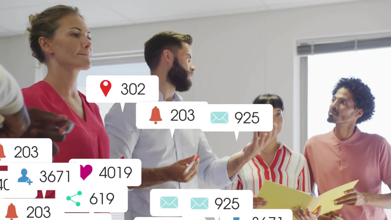 Equipo de cuatro personas presentando, con notificaciones flotantes que ocultan al equipo, mostrando un aumento en la interacción social