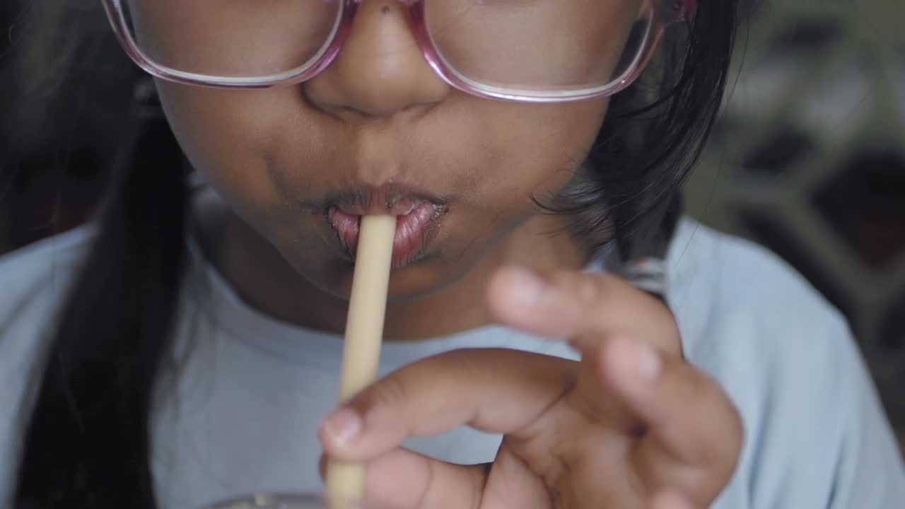 niño bebiendo de una pajita