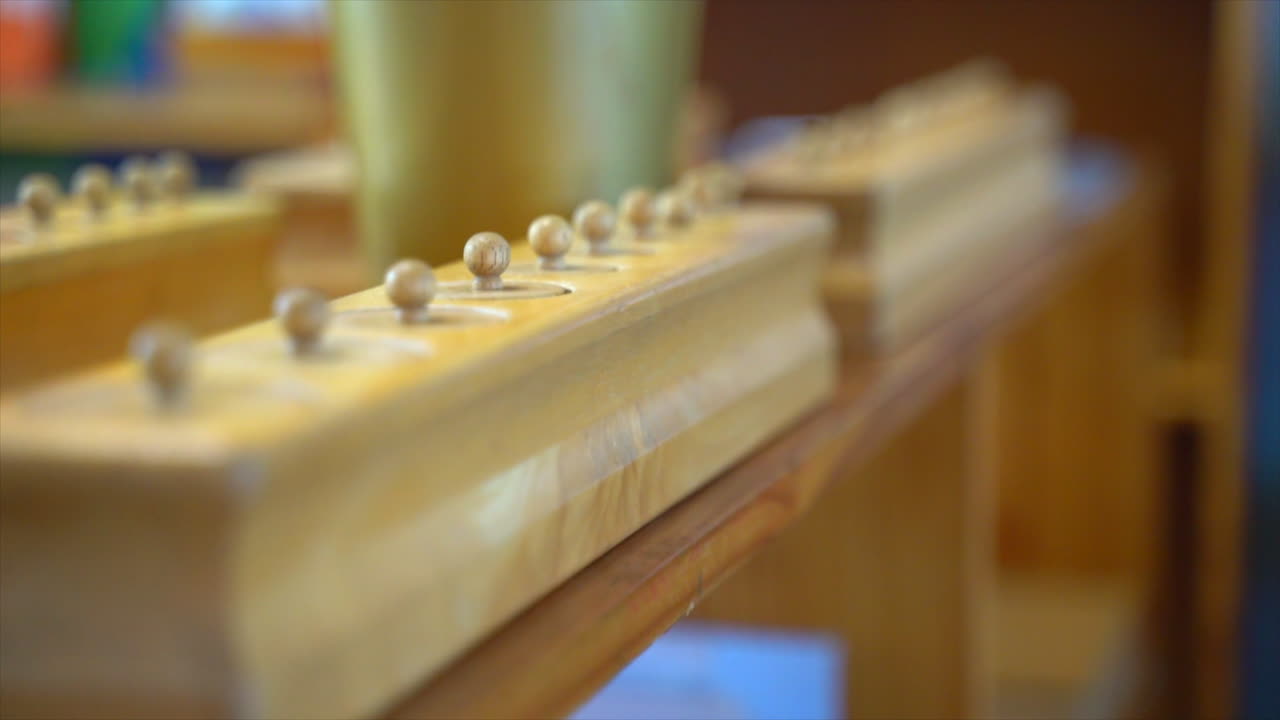 juguetes educativos montessori en el estante