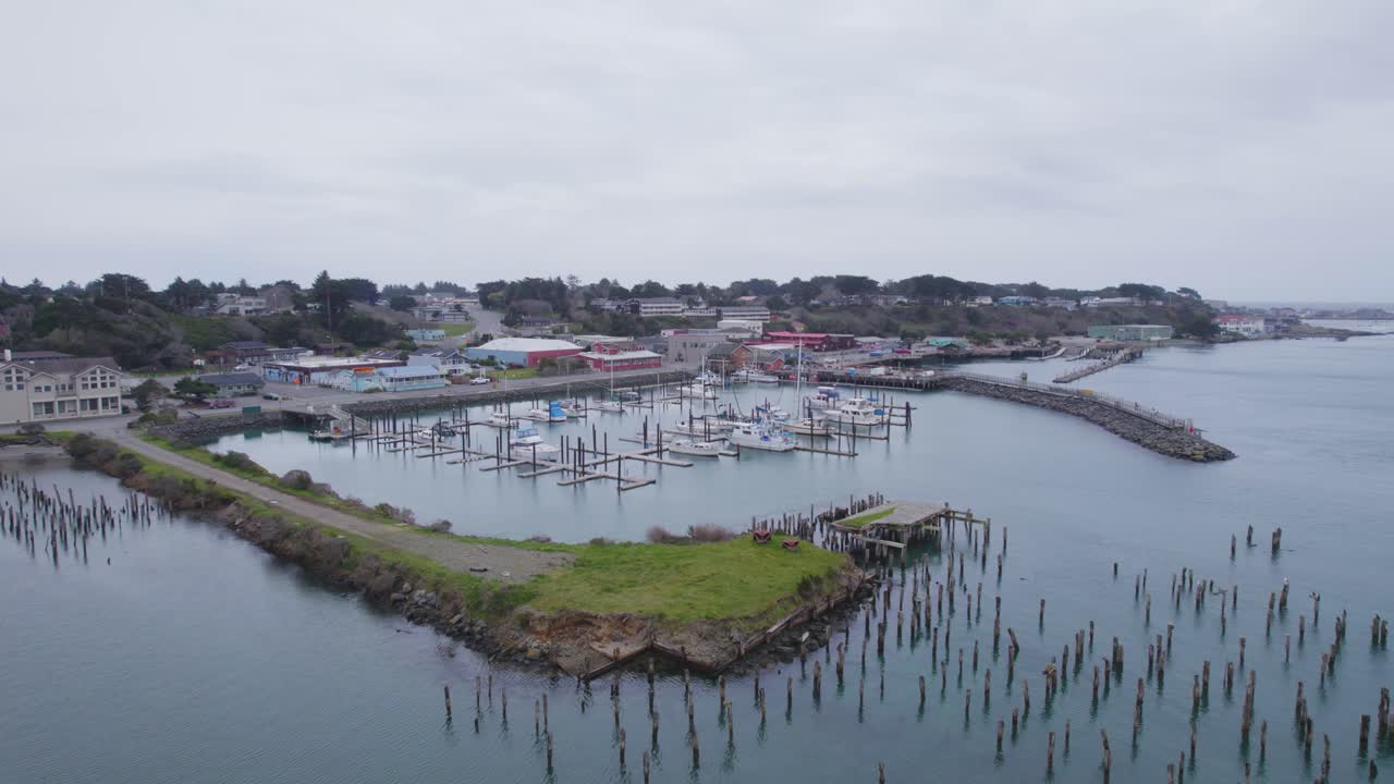 어선을 보여주는 만조 때 부두와 부두 위로 공중 돌리를 내림차순