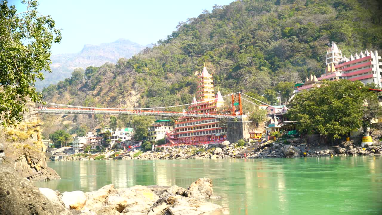 рам джхула - этот знаменитый пешеходный подвесной мост, пересекающий реку ганг, открывает живописные виды