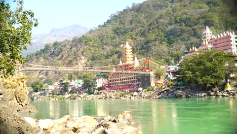 ram jhula este largo y famoso puente colgante peatonal que cruza el río ganges ofrece vistas panorámicas
