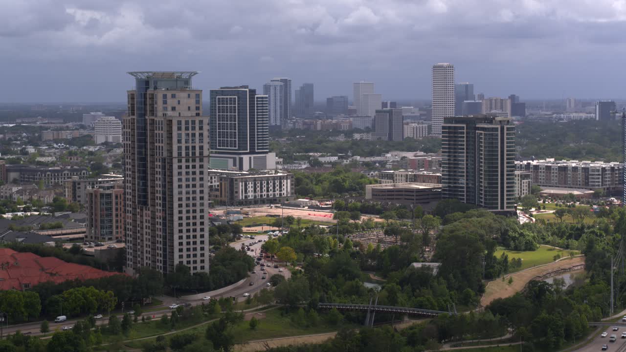 vista aérea de los edificios y el paisaje circundante en houston, texas