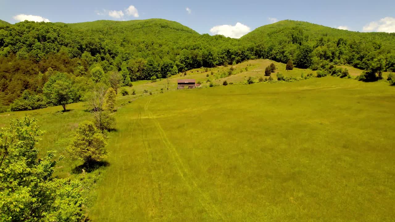 spinta aerea bassa e lenta nel vecchio fienile in una vecchia fattoria vicino a saltville virginia