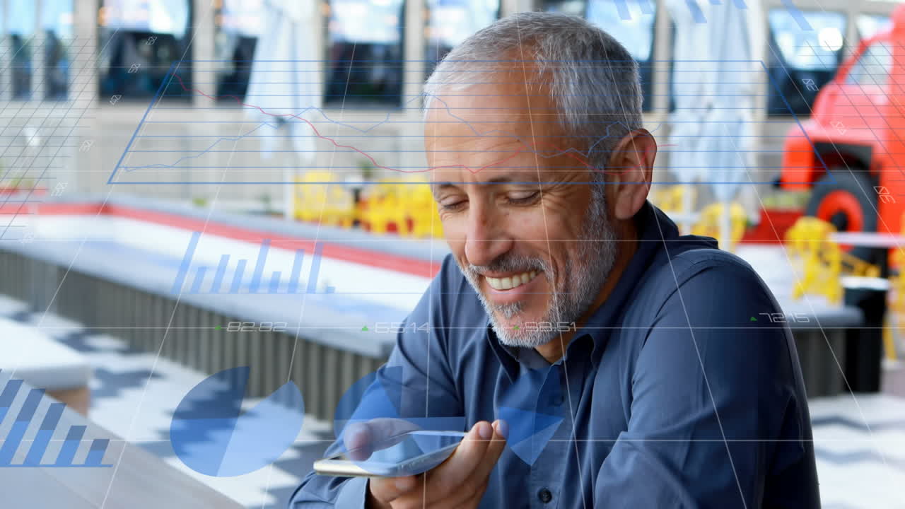 Animación de datos y gráficos sobre un hombre birracial feliz usando un teléfono inteligente