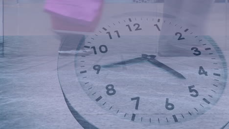 personas caminando lentamente con el reloj moviéndose rápido en primer plano