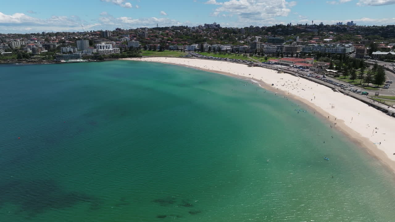 Panorama aereo della spiaggia di Bondi a mezzaluna di sabbia bianca a Sydney, Australia