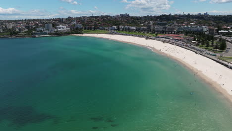 Panorama-Aéreo-De-La-Playa-Bondi-De-Arena-Blanca-De-La-Media-Luna-En-Sydney,-Australia