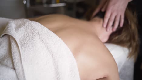 mujer recibiendo un masaje de cabeza y cuello