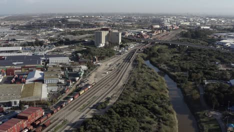 zona portuaria industrial con vías ferroviarias