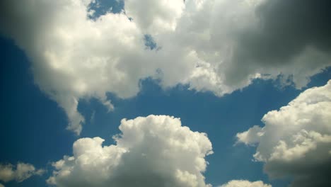 las nubes se mueven en el cielo azul.