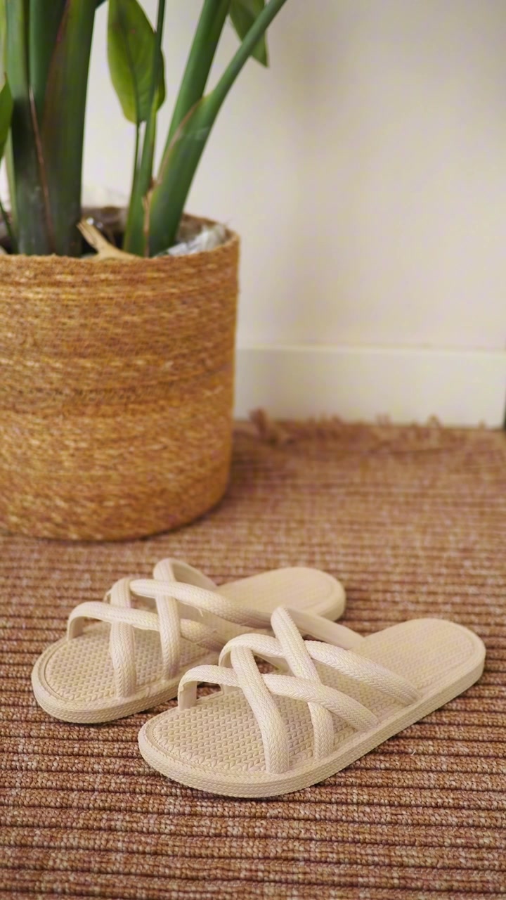 Sandali beige su un tappeto intrecciato
