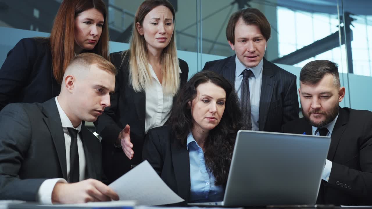 команда проверяет онлайн-данные и испытывает сбои в бизнесе