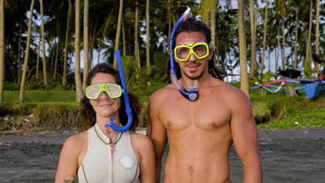 couple posing in the beach