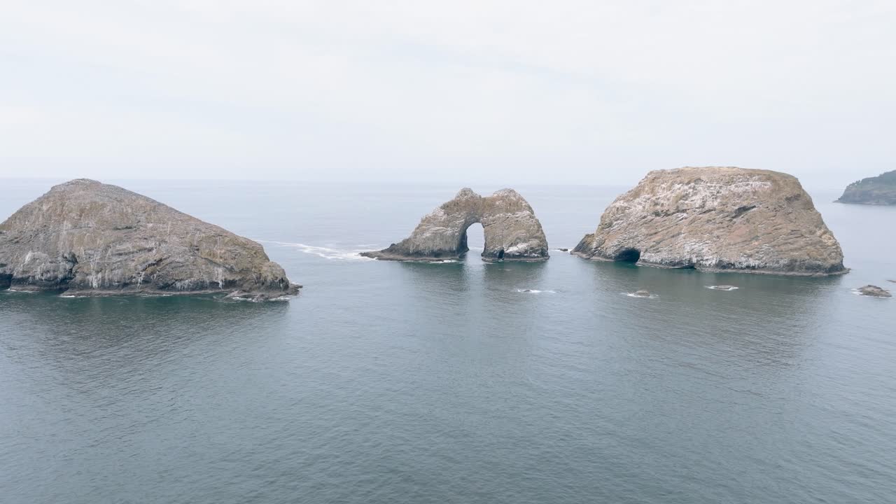 험준한 절벽과 부서지는 파도가 있는 오레곤 해안의 공중 전망