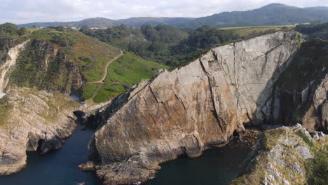 vue aérienne de la magnifique côte sauvage de la falaise par une journée ensoleillée