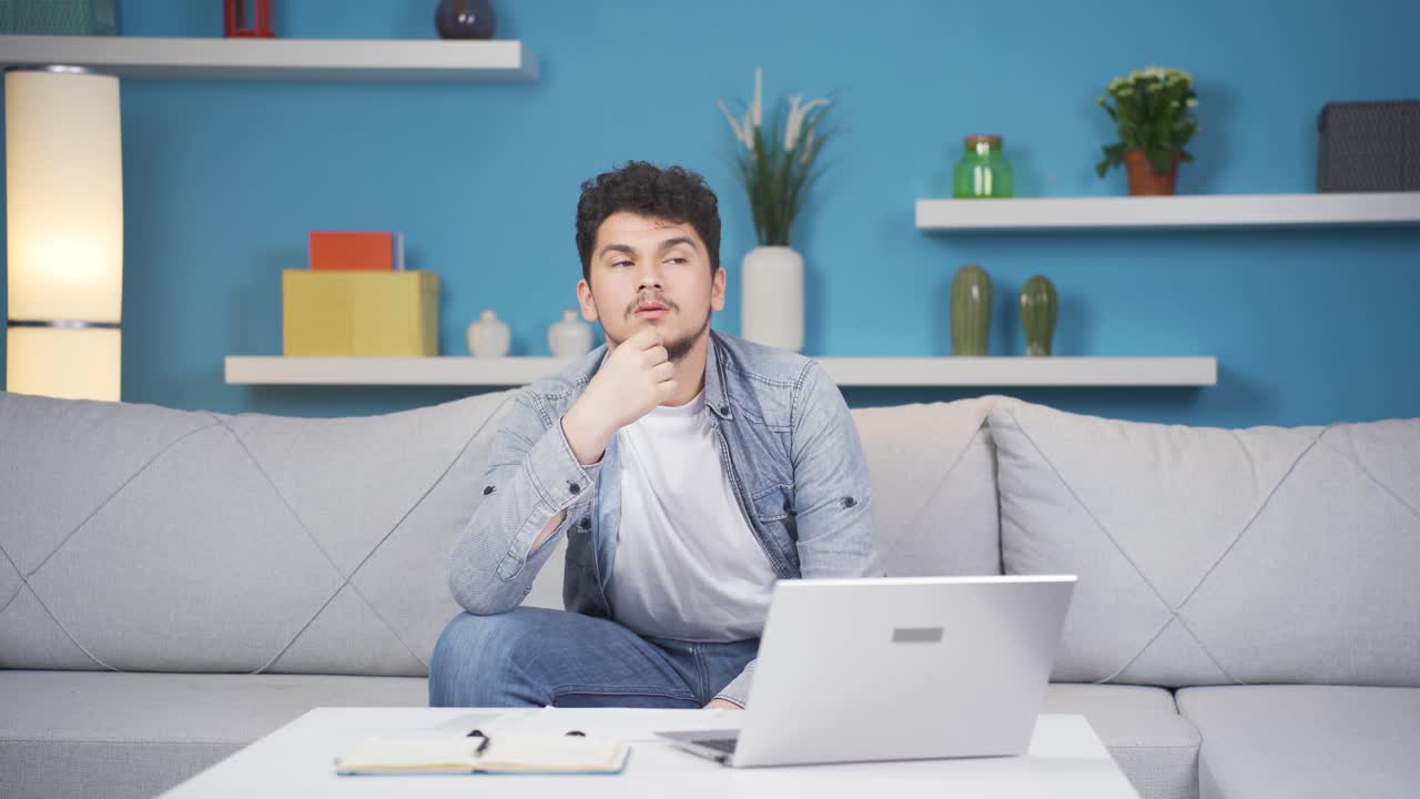 비관적인 사람은 집에서 혼란스럽습니다.