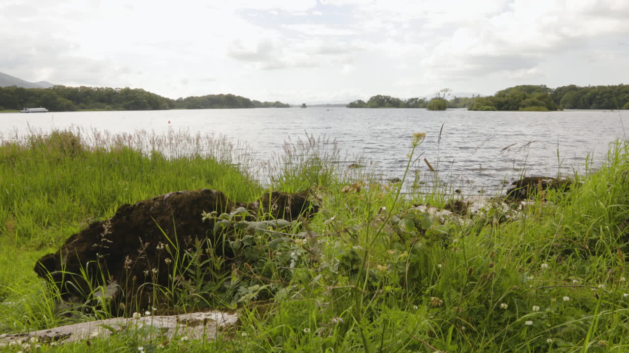 Veduta panoramica del Lago Lough Leane vicino al Castello di Ross nel Parco Nazionale di Killarney, Contea di Kerry, Irlanda