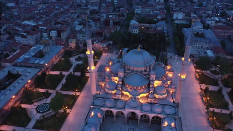 vista aérea nocturna de la mezquita fatih en estambul. imágenes en 4k en turquía