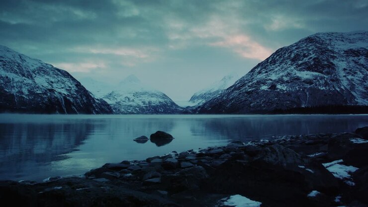 Lago vicino a Portage, Alaska, in una giornata fredda e nuvolosa
