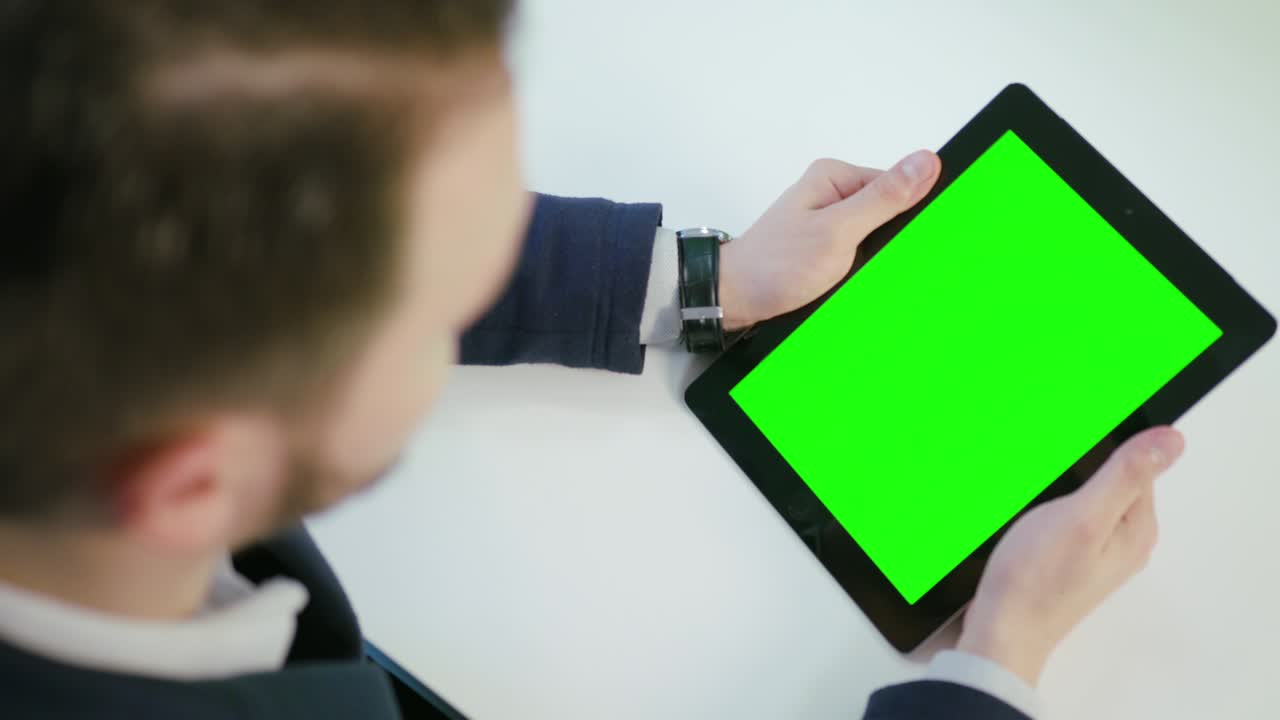 녹색 화면 을 가진 디지털 태블릿 을 사용하는 사람