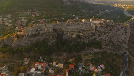 Fantástica-Vista-De-La-Antigua-Fortaleza